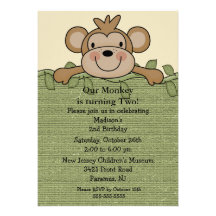 El pequeño mono embroma la invitación del cumpleañ
