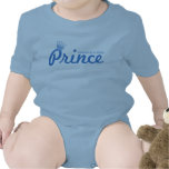 El pequeño príncipe de la mamá traje de bebé