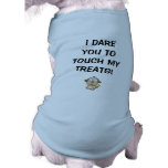 El perro trata la camiseta ropa perro
