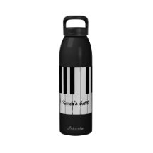 El piano blanco y negro cierra la botella de la li botella de agua