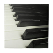 El piano cierra la teja blanco y negro
