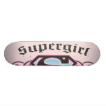 El Pin de Supergirl pela negro y rosa Monopatines