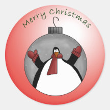 El pingüino lindo del día de fiesta dice Felices N Etiqueta Redonda