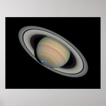 El planeta Saturn con auroras Poster