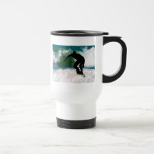 El practicar surf en espuma del océano tazas de café