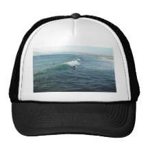 El practicar surf en la playa del océano gorras