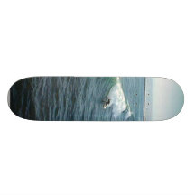 El practicar surf en la playa del océano tabla de patinar