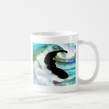 El practicar surf en onda que se encrespa tazas