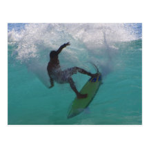 el practicar surf en una onda grande postal