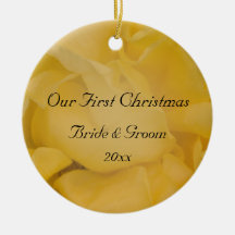 El primer navidad del rosa amarillo junto adorna ornamento para arbol de navidad