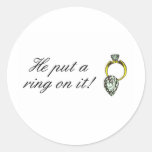 Él puso un anillo en él compromiso etiqueta redonda