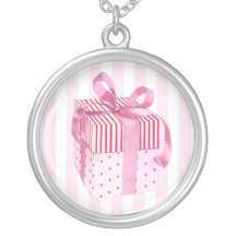 El regalo rosado raya el collar
