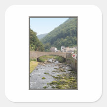 El río y el puente en Lynmouth, Devon, Inglaterra Calcomanías Cuadradases