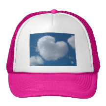 El rosa de la nube del corazón afiló el gorra