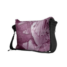 El rosa graba en relieve la bolsa de mensajero de  bolsas messenger