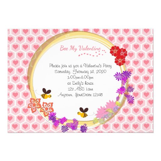 El rosa manosea la invitación del fiesta de la tar