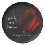 El rosa rojo en la placa negra personaliza plato