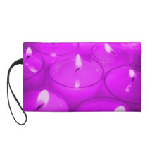 El rosa violeta mira al trasluz el bolso de Bagett