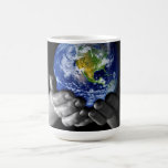 Él tiene el mundo entero en sus manos ......... tazas de café