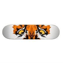 El tigre observa el monopatín