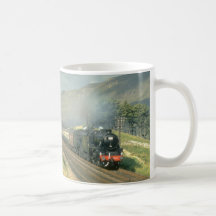 El tren por último vapor-acarreado del ferrocarril tazas