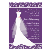 El vestido de boda blanco en ducha nupcial púrpura invitación personalizada