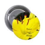 Elegante y Blonde abotona las flores amarillas del Pin