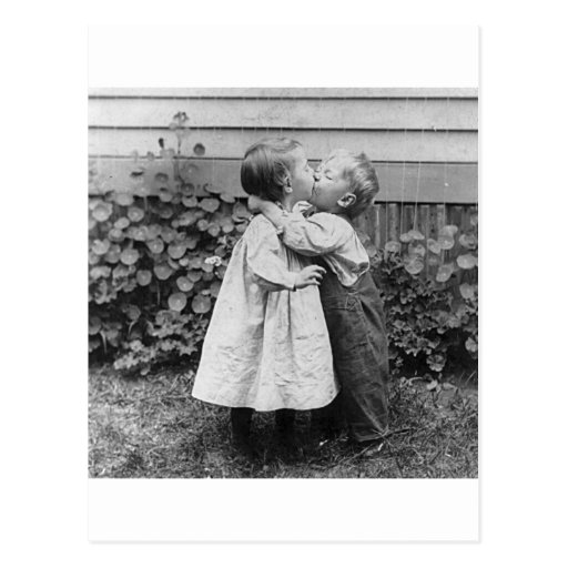 Ella consigue el penique, él consigue el beso postal