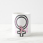 Ella lleva el rosa para su mamá taza