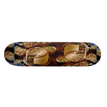Empanada caliente deliciosa de la carne picada con tablas de skate