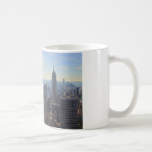 Empire State Building del horizonte de la ciudad d Tazas