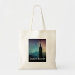 Empire State Building en la oscuridad colorida Bolsa