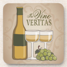 En cristales y uvas de botellas del vino blanco de posavasos de bebida