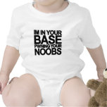 En su base trajes de bebé