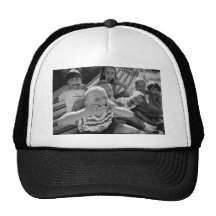 En su cara gorras