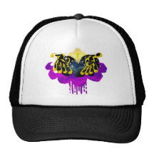 En sus manos gorra