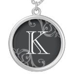 Encanto gris negro de la letra del monograma de la pendiente personalizado