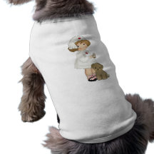 Enfermera del vintage con las camisetas y los rega camiseta de perro
