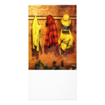 Engranaje de la lluvia y chaqueta roja de la tela  tarjetas fotograficas 
