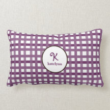 Enojado sobre la almohada púrpura de los niños de 