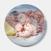 Ensalada del pulpo con una rebanada de limón iman