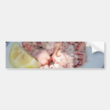 Ensalada del pulpo con una rebanada de limón pegatina de parachoque
