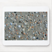 Enterrado en los seashells de la arena en la costa alfombrilla de raton
