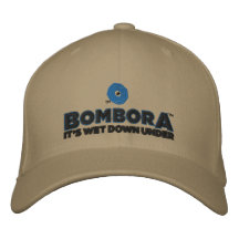 Es plumón grande debajo gorra de béisbol bordada
