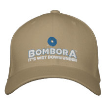 Es plumón mojado debajo gorras bordadas