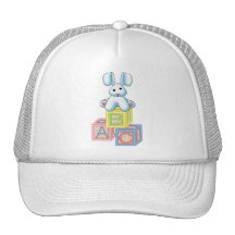 Es un conejito del azul del muchacho gorras de camionero