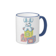 Es un conejito del azul del muchacho taza
