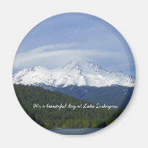 Es un día hermoso en el lago Siskiyou. Imán De Nevera