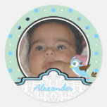 Es una invitación de la foto del polkadot del naci etiqueta redonda