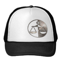 Escalas rugosas de la justicia gorro de camionero